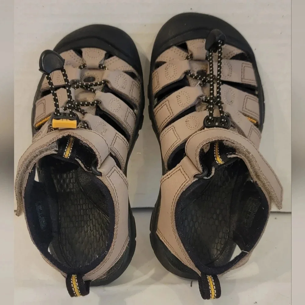 CHILDREN'S KEEN WATERPROOF SHOES (sz 1)